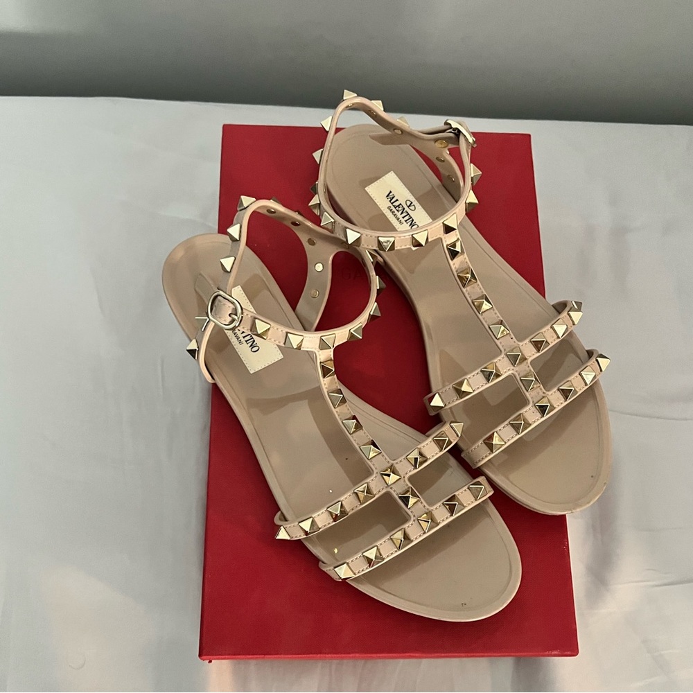 ROCKSTUD FLAT RUBBER SANDAL | Nude